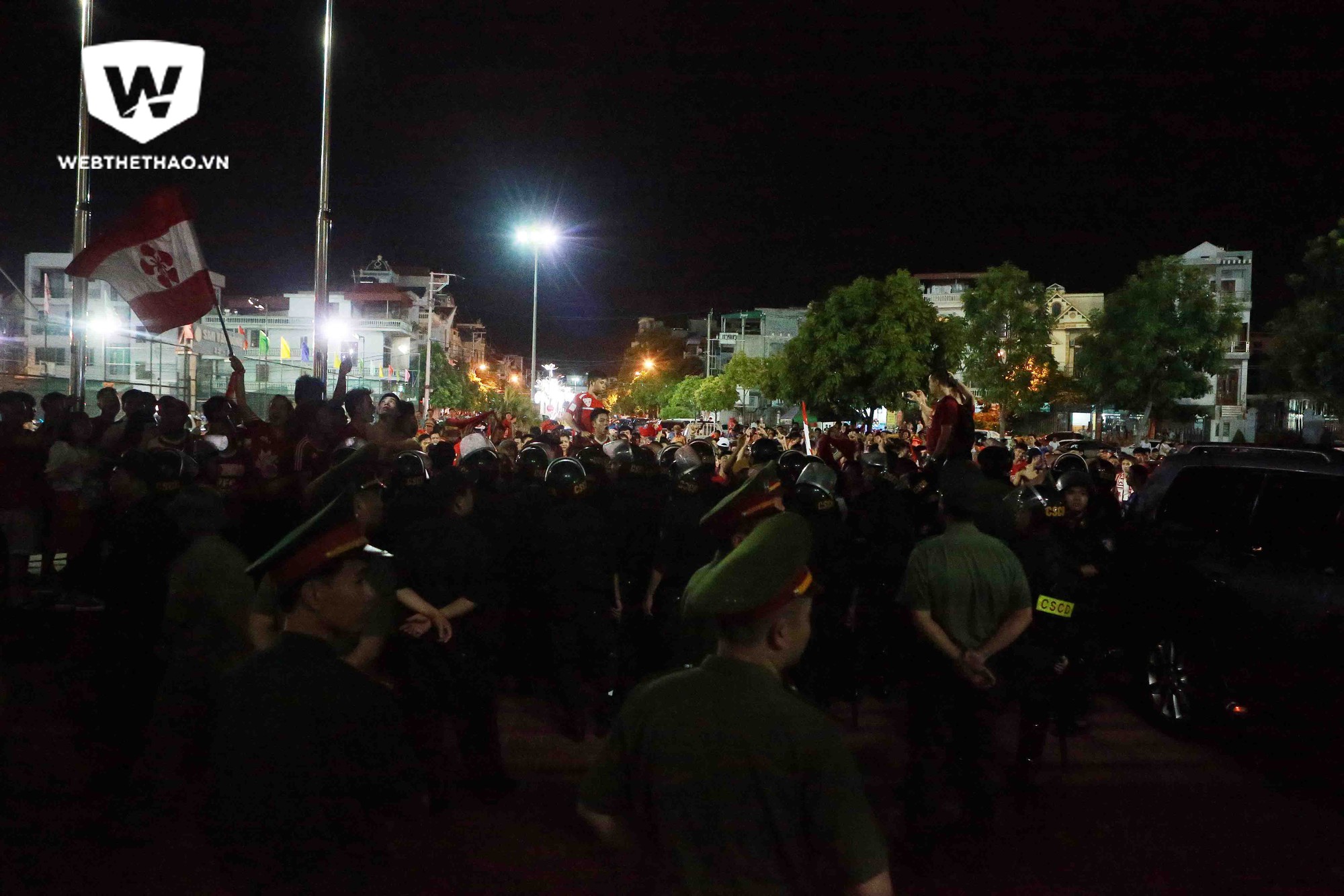 Các CĐV Hải Phòng đứng chặn ngay cổng chính của SVĐ Cẩm Phả.