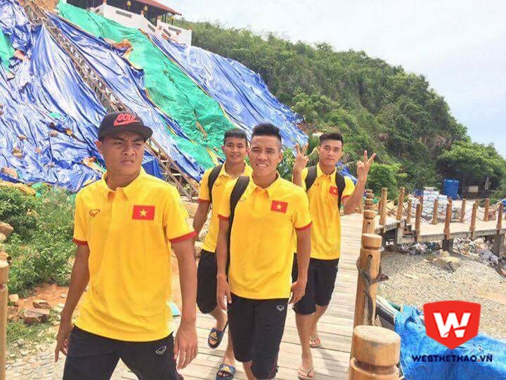 Các cầu thủ U.19 VN tỏ ra hứng thú khi được đi thăm quan dã ngoại trên biển. Ảnh Minh Nguyệt