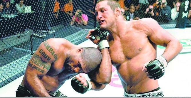 Dan Henderson (trái) vẫn chưa thể có một lần chạm tay vào chiếc đai vô địch UFC.