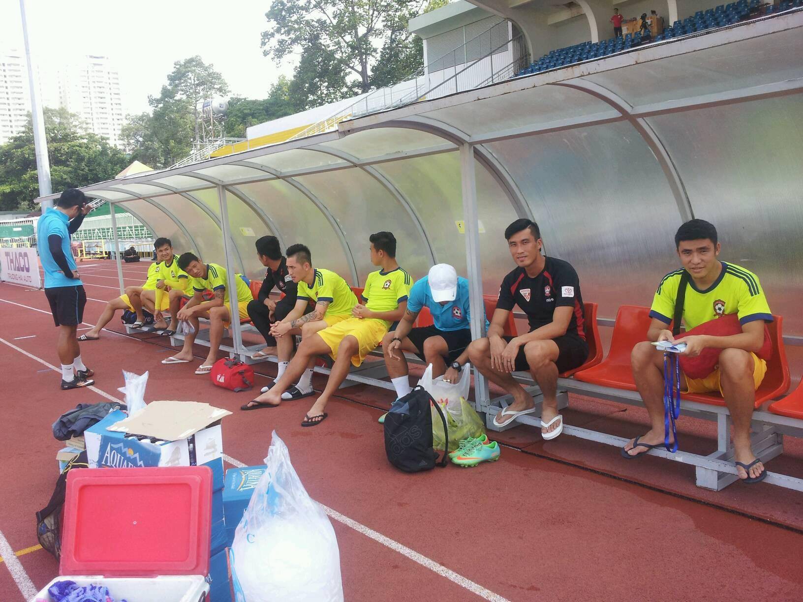 Thủ môn Đinh Xuân Việt tiếp tục ngồi trên ghế dự bị bên phía Hải Phòng. (Nguồn: Fanpage Hải Phòng FC)
