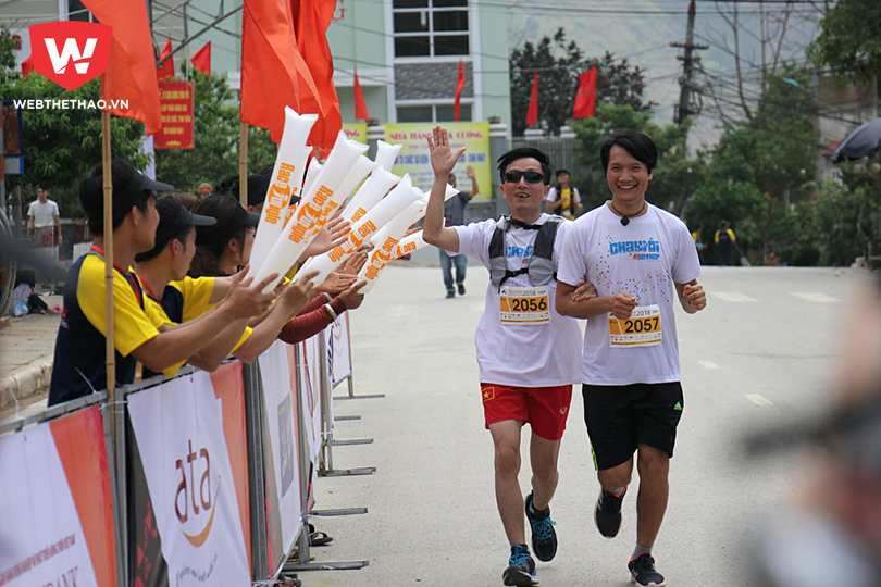 Hình ảnh: Runner khiếm thị Nguyễn Huy Việt về đích cùng anh Lâm ở nội dung 21km.