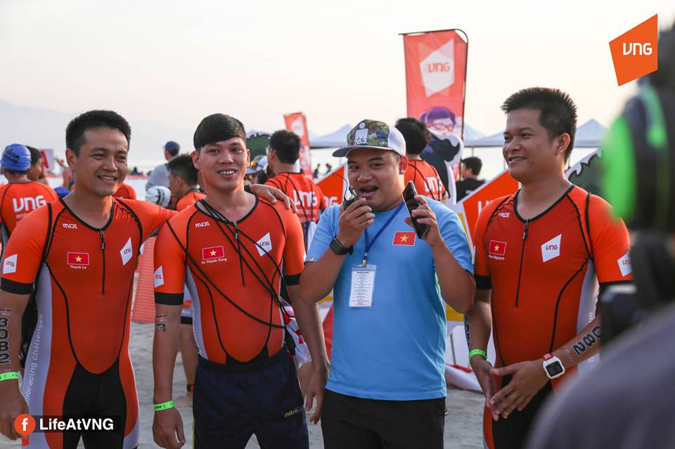 Võ Thanh Tùng luôn được hai người đồng đội hỗ trợ hết mực trong suốt quá trình tham dự Ironman 70.3 Vietnam. Ảnh: VNG.