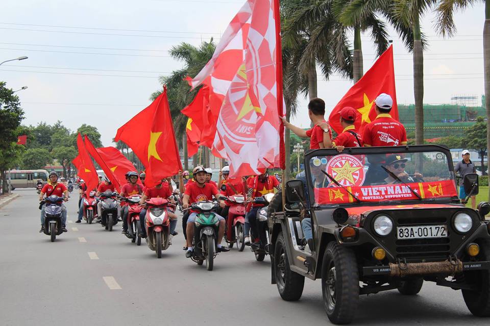Hội CĐV VFS miền Bắc tạo nên một bầu không khí sôi động trên khắp các đường phố Hà Nội.
