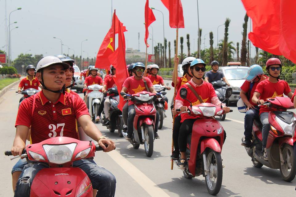 Hội CĐV VFS miền Bắc tạo nên một bầu không khí sôi động trên khắp các đường phố Hà Nội.