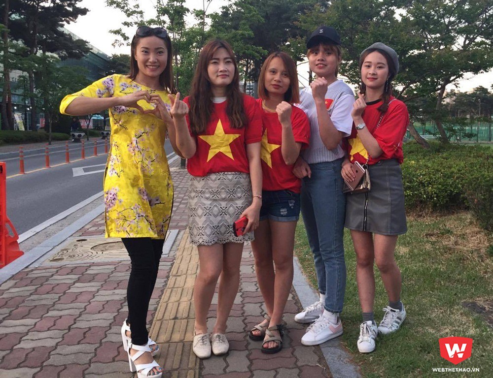 Dù không được gặp các cầu thủ U20 Việt Nam nhưng nhóm fan nữ vẫn vui vẻ chụp hình kỷ niệm. Bên cạnh đó, nhóm sinh viên còn chuẩn bị sẵn áo đỏ, sao vàng để ủng hộ đội bóng quê nhà. Ảnh: Quang Thịnh.