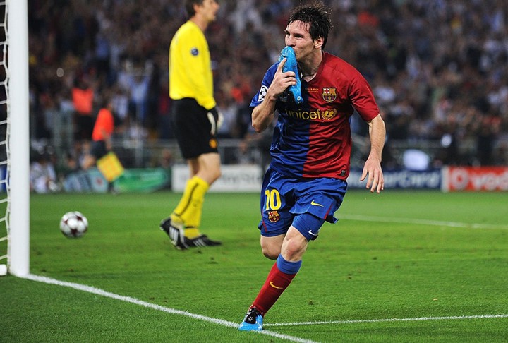 Messi hôn chiếc giày Adidas Adizero sau pha đánh đầu ghi bàn trong trận chung kết Champions League 2008/09.