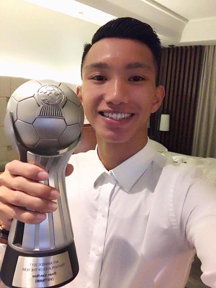 Văn Hậu cầm trên tay chiếc cúp dành cho cầu thủ trẻ hay nhất Đông Nam Á 2017. Ảnh: FBVN