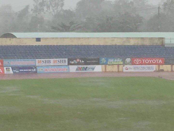  Sân Tam Kỳ bị ảnh hưởng nặng bởi mưa bão.