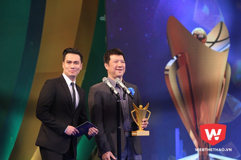 Diễn viên Việt Anh ''Người phán xử'' và BLV Quang Huy công bố và trao Cúp Chiến thắng cho chủ nhân danh hiệu VĐV được yêu thích nhất Cúp Chiến thắng 2017