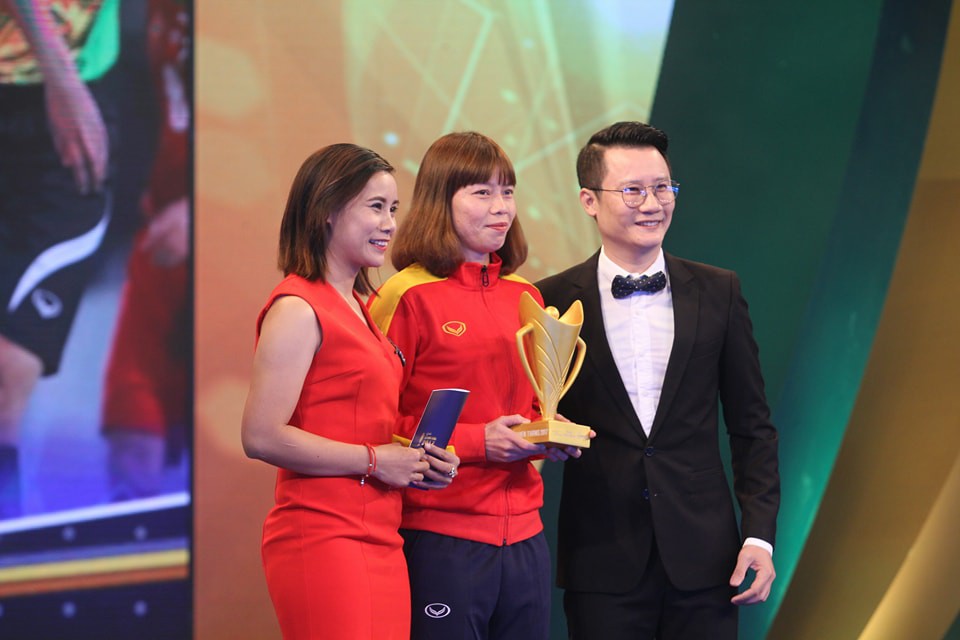  Ca sĩ Hoàng Bách và HLV Văn Thị Thanh trao Cúp Chiến thắng cho hạng mục Đội tuyển của năm
