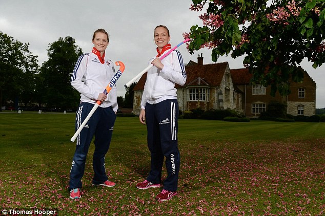 Kate và Helen đóng vai trò quan trọng trong chiếc HCĐ của ĐT khúc côn cầu Vương Quốc Anh tại London 2012.