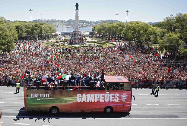 Hơn 5.000 người đã phủ kín khắp các ngả đường tại thành phố Lisbon để chào đón những nhà tân vô địch EURO.