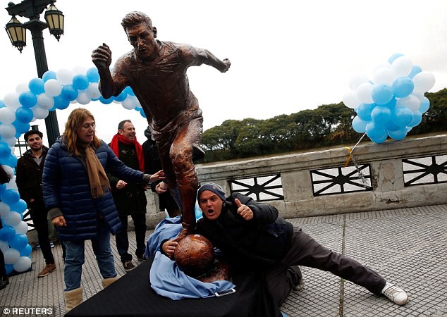 Bức tượng Lionel Messi tại Buenos Aires.