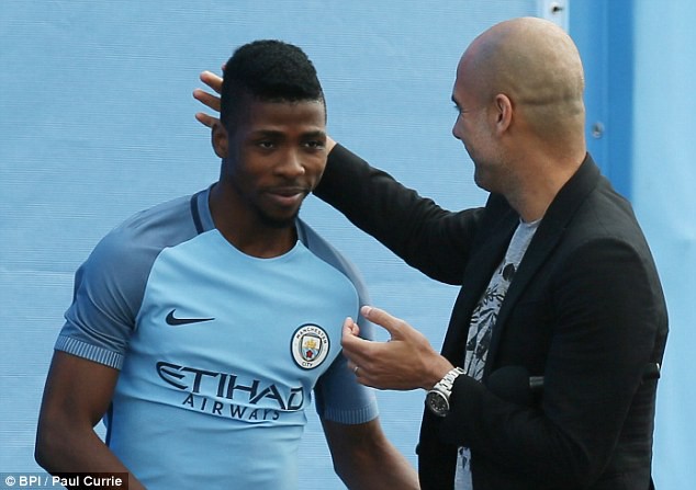 HLV Pep Guardiola và tiền đạo Kelechi Iheanacho.