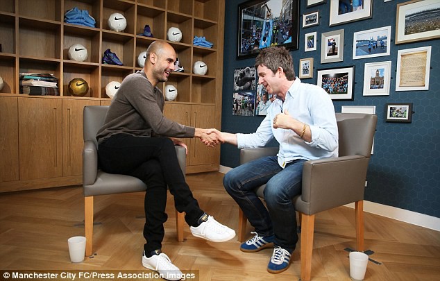 Pep Guardiola đối thoại với ''fan bự'' của Man City Noel Gallagher.