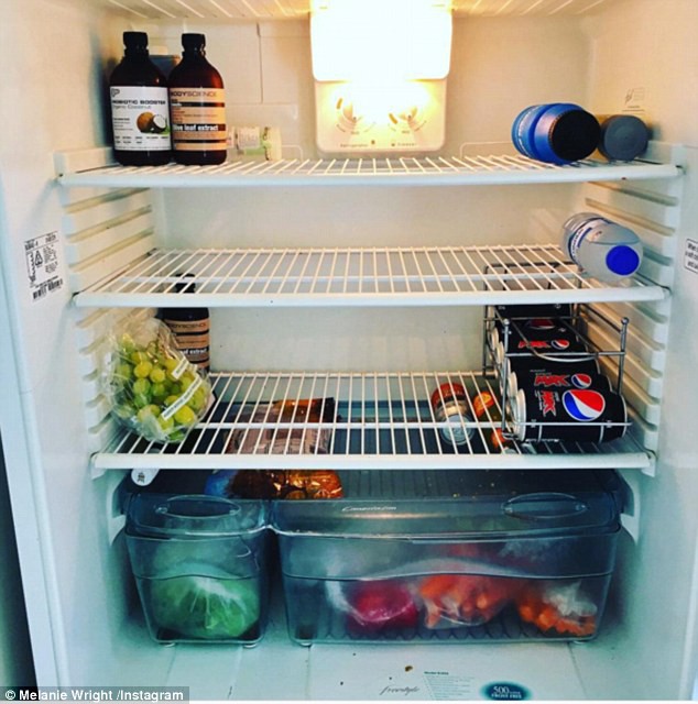 Melanie chụp ảnh tủ lạnh nhà mình kèm theo dòng trạng thái: ''Cứ 15 kiểm tra tủ lạnh 1 lần, và nó lại sạch trơn như lần cuối bạn kiểm tra vậy''.