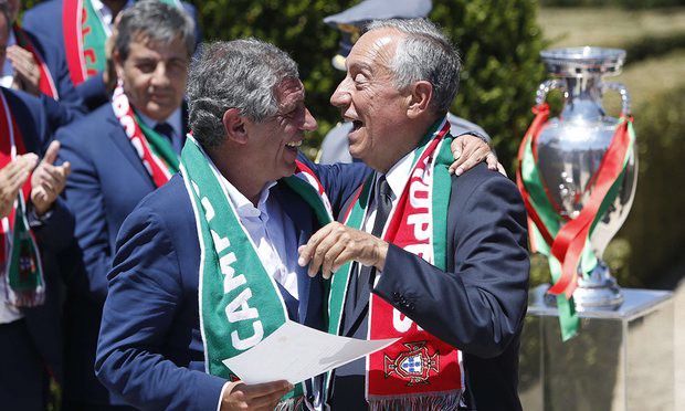 Tổng thống Marcelo Rebelo de Sousa (trái) chào đón những nhà tân vô địch EURO.