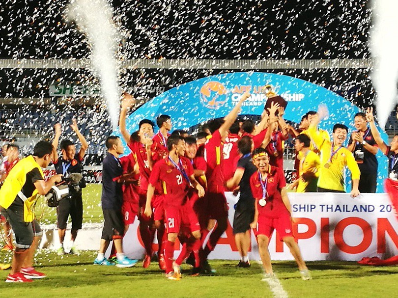 Niềm vui của U15 Việt Nam sau khi đánh bại Thái Lan để lên ngôi vô địch U15 Đông Nam Á 2017. Ảnh: Twitter AFF