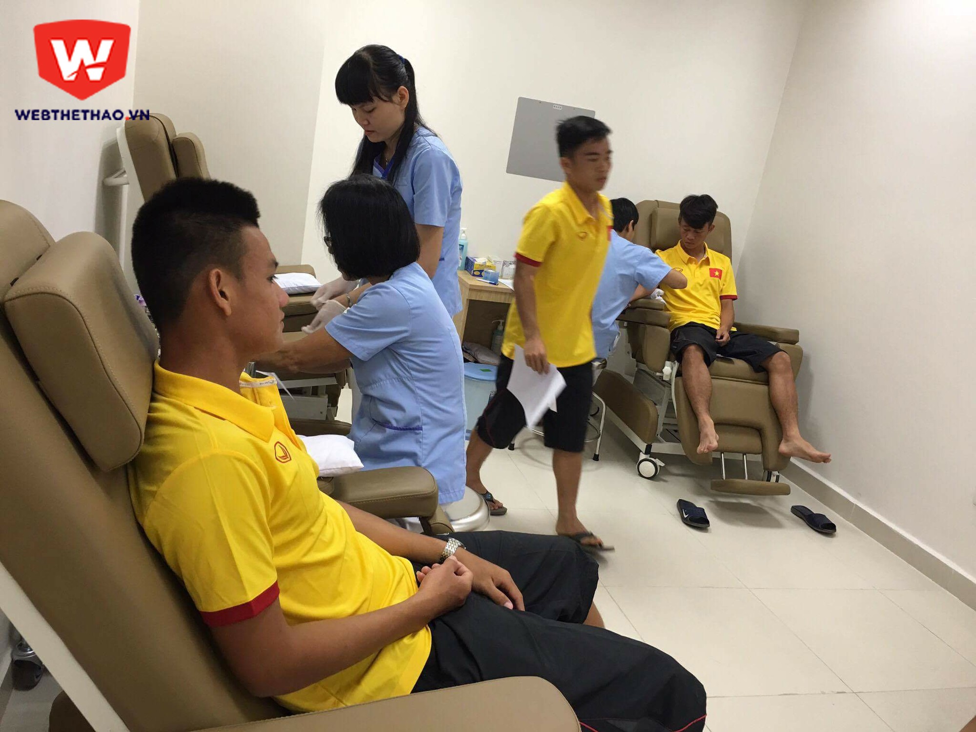Cả đội U.19 VN được đưa đến bệnh viện Vinmec (Nha Trang) khám sức khoẻ. Ảnh Minh Nguyệt