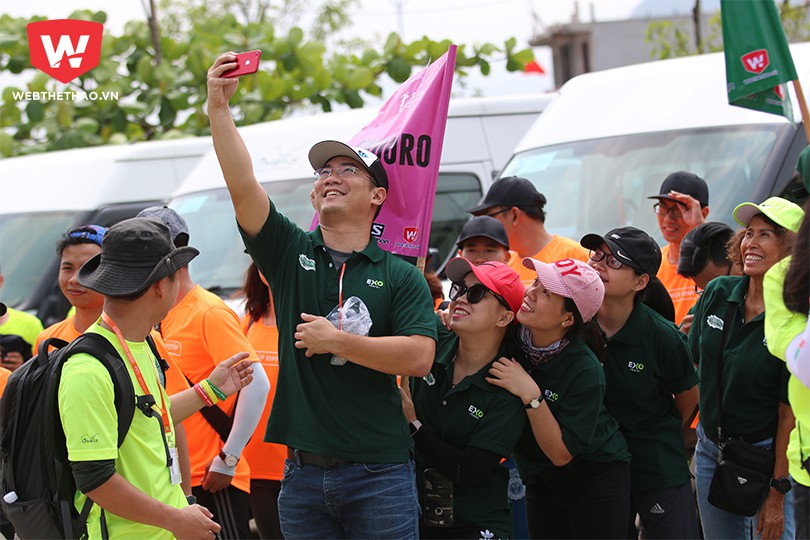 Hình ảnh: Các ''chiến binh'' của ENDURO tranh thủ... selfie trong lúc xếp hàng tập trung.