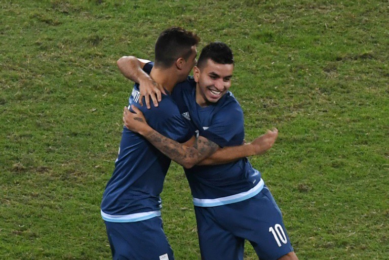Angel Correa (số 10) giúp Argentina mở tỷ số trước Algeria.