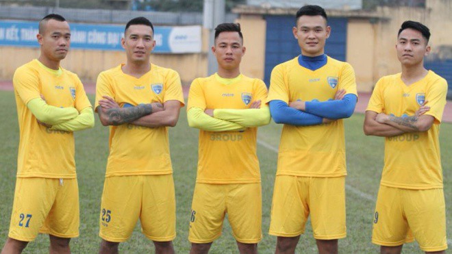 Hình ảnh: Hậu vệ Nguyễn Xuân Thành (giữa) là 1 trong 5 bản hợp đồng mới của FLC Thanh Hóa.