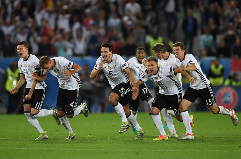 Các cầu thủ Đức ăn mừng sau khi Hector ấn định chiến thắng 6-5 trong loạt sút luân lưu.