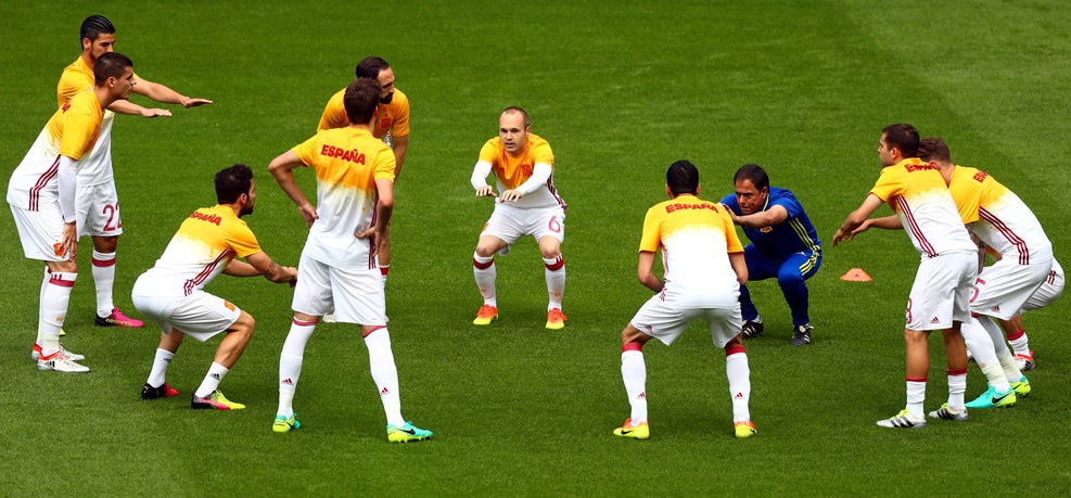 Các cầu thủ Tây Ban Nha đang khởi động trên sân Stade de France.