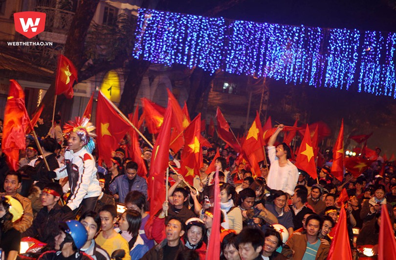 Người dân đổ ra khắp các ngả đường, ăn mừng chức vô địch AFF Cup 2008 của ĐTVN.