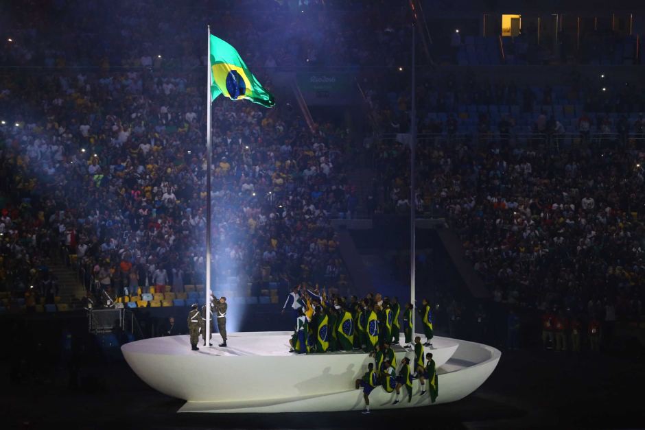 Quốc kỳ Brazil bay cao trên SVĐ Maracana.