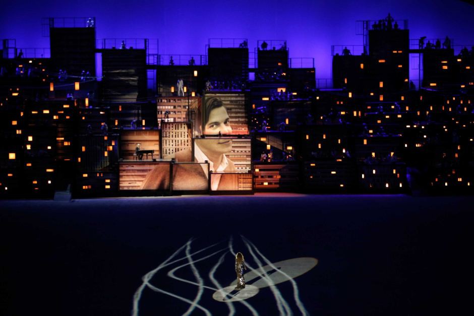 Siêu mẫu Giselle Bundchen ''thả dáng'' trên SVĐ Maracana, hướng về hình ảnh nhạc sĩ nổi tiếng Tom Jobim.