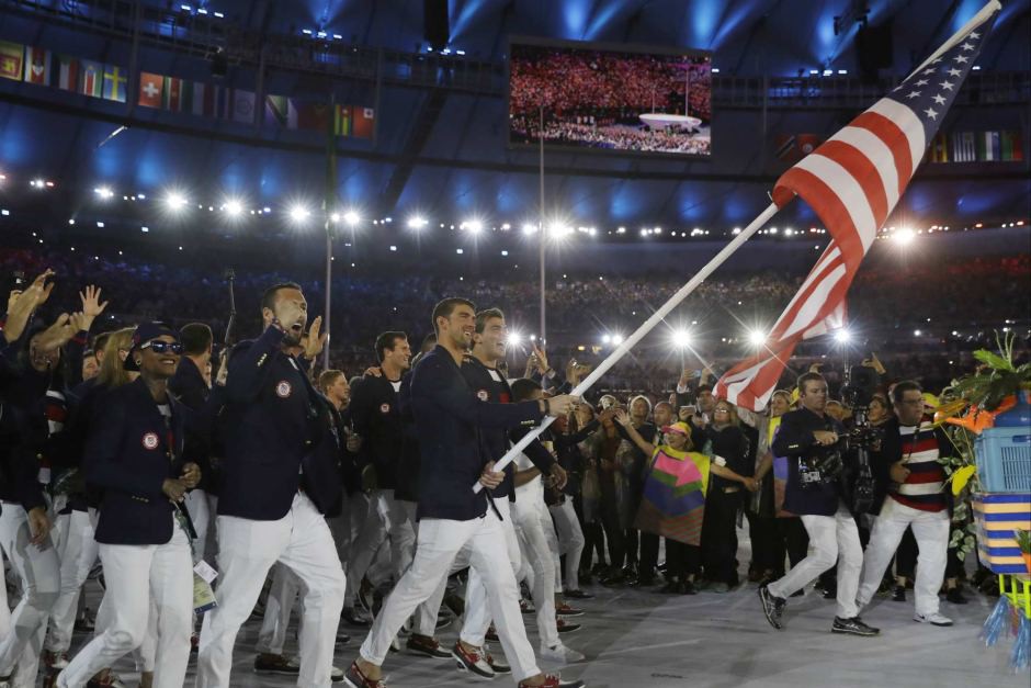 Kình ngư Michael Phelps cầm cờ cho đoàn thể thao Mỹ.