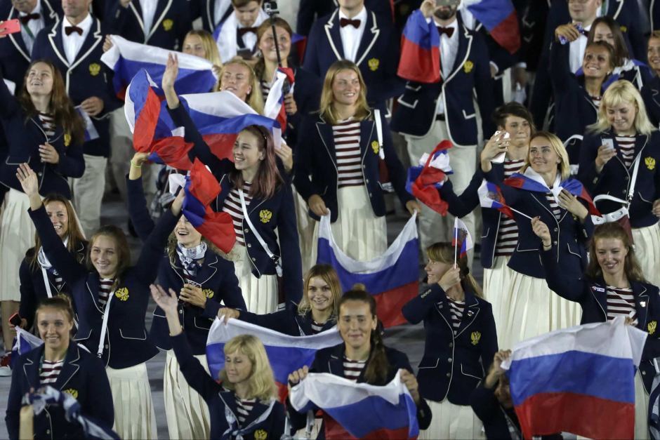 Mỗi VĐV Nga đều cầm trên tay một lá cờ của đất nước mình.