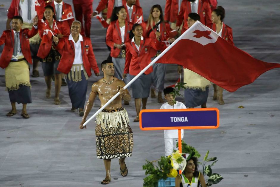 VĐV Pita Nikolas của đoàn thể thao Tonga có lẽ là người cầm cờ gây được sự chú ý nhất.