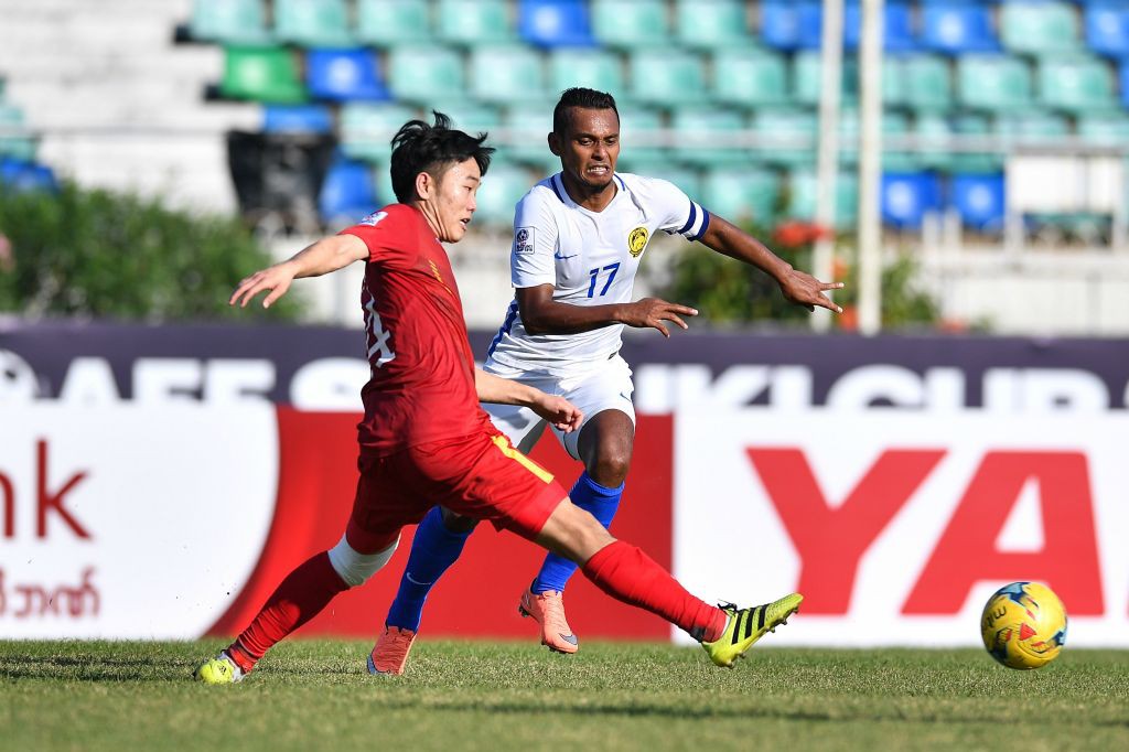 Malaysia (áo trắng) sẽ tiếp tục tham dự AFF Cup 2016.