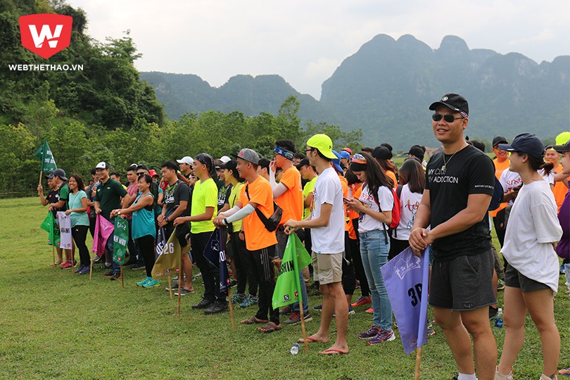 Hình ảnh: Tại đây, các đội sẽ tham gia buổi họp hướng dẫn về an toàn trước cuộc đua, sau đó sẽ trở về nhà người dân địa phương dùng bữa tối & nghỉ ngơi.