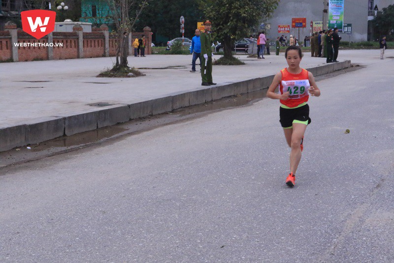 Chỉ có duy nhất 4 VĐV nữ tham dự nội dung marathon 42km tại giải lần này. Ảnh: Hà Dương.