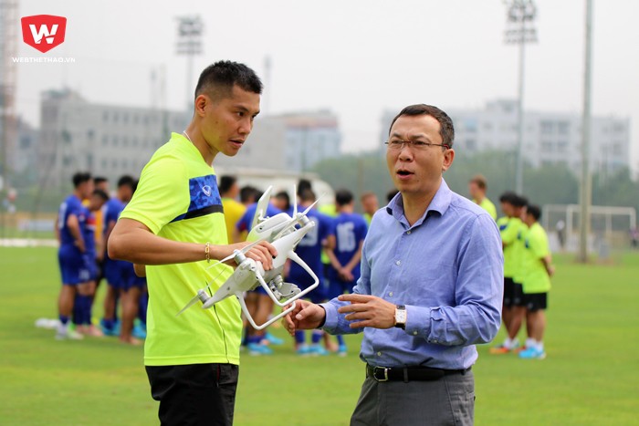 Phó Chủ tịch VFF, ông Trần Quốc Tuấn, trao đổi với kỹ thuật viên Nguyễn Thành Đạt về chiếc flycam. Ảnh: Hải Đăng.