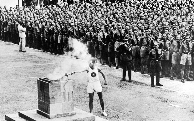 Nghi lễ thắp đuốc tại Olympic 1936.