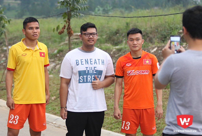 Các cầu thủ ĐTVN tỏ ra bất ngờ trước tình cảm của NHM Indonesia
