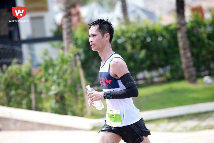 Cao Ngọc Hà hoàn thành phần thi chạy giúp Newborns Vietnam vô địch đồng đội