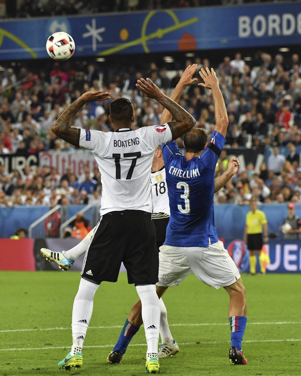 Tình huống cao tay của Jerome Boateng dẫn tới quả 11m cho Italia.