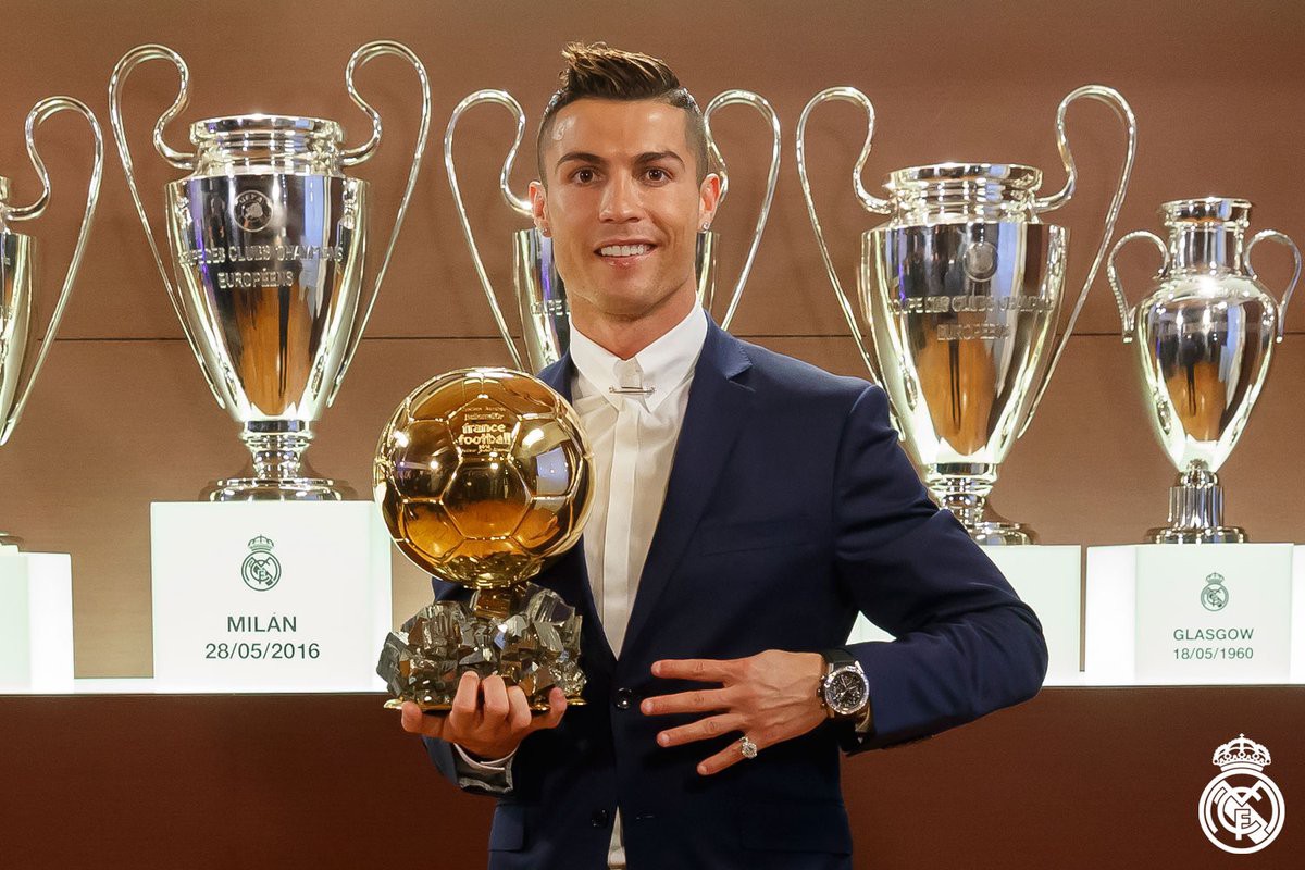 Nike tung giày “độc”, mừng Ronaldo giành Quả bóng Vàng 2016.