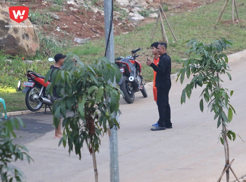 Tiền đạo Công Phượng bị CĐV Indonesia chặn đường xin chụp ảnh khi anh đang chạy thả lỏng