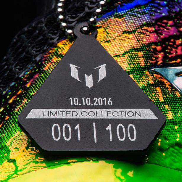 Tấm thẻ của Adidas đánh dấu số thứ thự của 100 đôi giày, cùng ngày ra mắt 10/10/2016