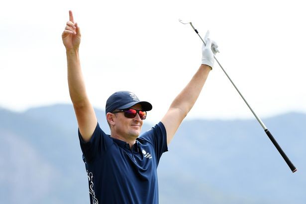 Justin Rose giơ hai tay ăn mừng sau khi thực hiện thành công cú ''hole in one''. 