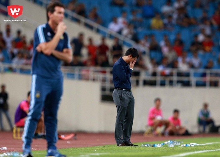 Sự thất vọng của HLV Hữu Thắng sau thất bại trước U20 Argentina. Ảnh: Hải Đăng.