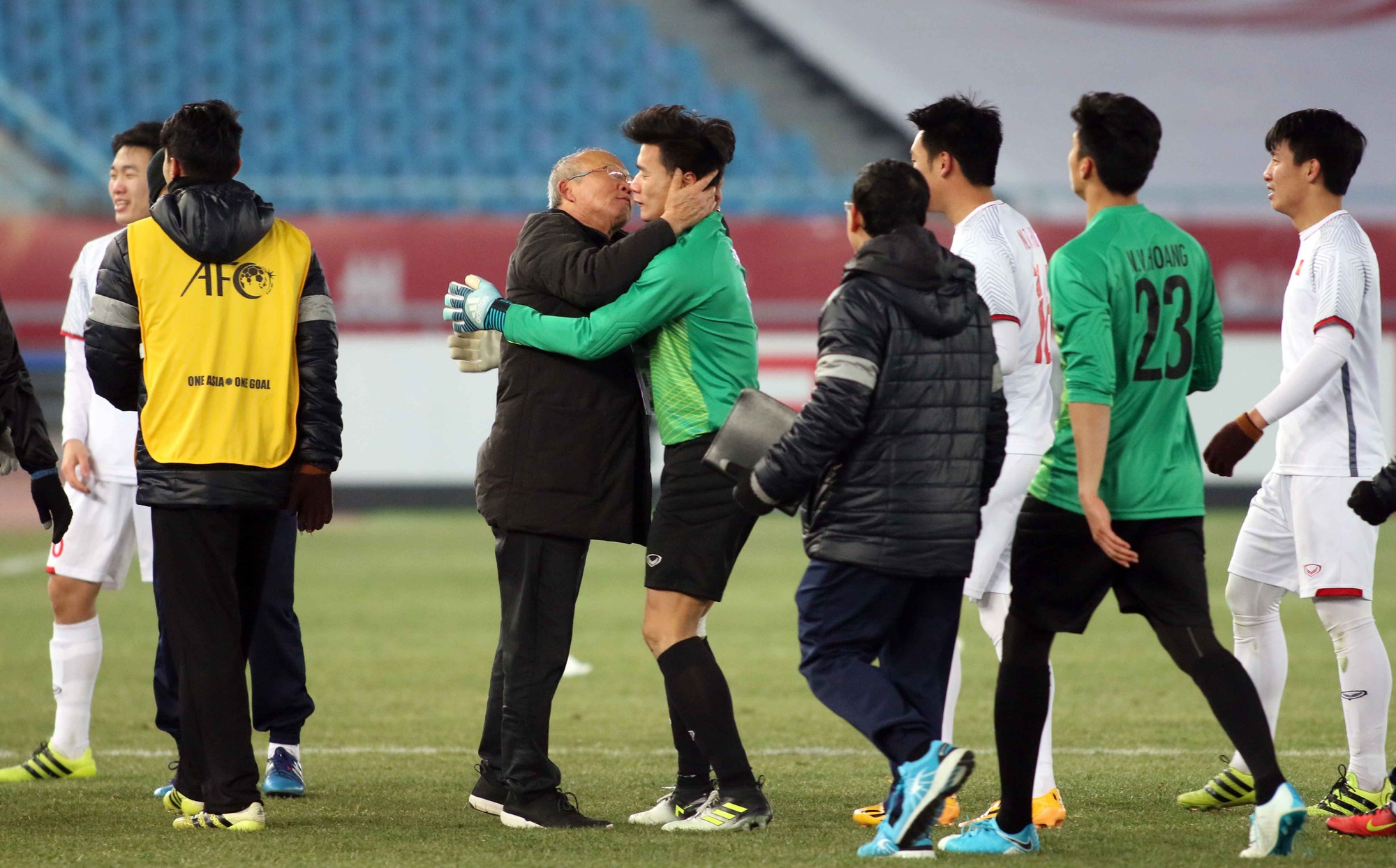 Hình ảnh:Ông Park Hang Seo hôn má thủ môn Tiến Dũng sau trận đấu với U23 Qatar.