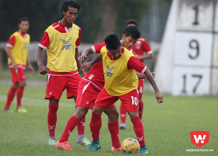 Phần lớn đội hình Myanmar là các cầu thủ trẻ. Ảnh: Tú Phạm