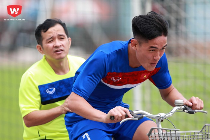 Điều này khiến cho trung vệ của U20 Việt Nam phải... đạp xe đạp trong khi các đồng đội đang tập chạy. Ảnh: Hải Đăng.